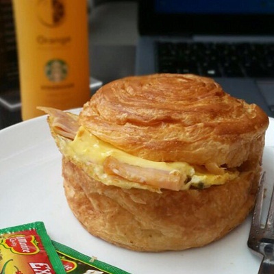 Chicken Omelette In Croissant Bun Starbucks Gambar 1